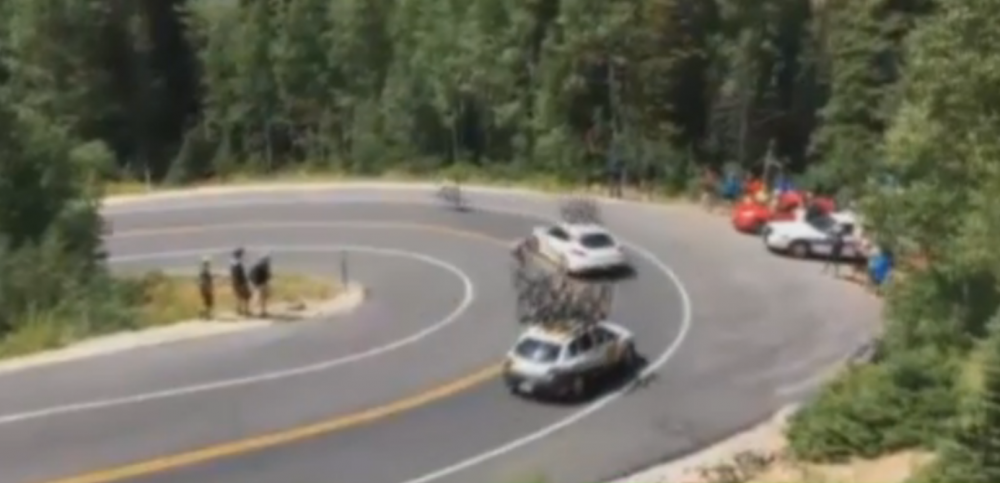 Accident teribil pentru un ciclist: a ratat curba in timpul cursei si s-a lovit violent de o masina pe circuit. VIDEO