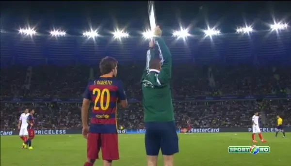 Moment emotionant la SuperCupa Europei! Iniesta i-a predat banderola lui Messi, un intreg stadion i-a aplaudat