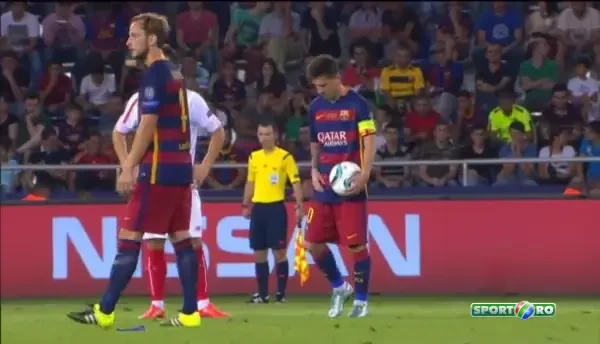 Messi suteaza fabulos din lovitura libera de la peste 25 de metri! Mingea a ras vinclul si s-a dus in aut de poarta