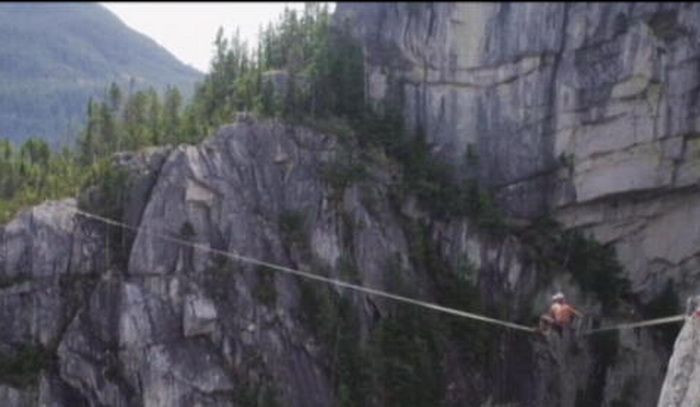 Ma cheama Spencer, am 26 de ani si s-ar putea sa raman cu atat! 64 de metri de mers pe sarma intre munti, fara sa fie asigurat