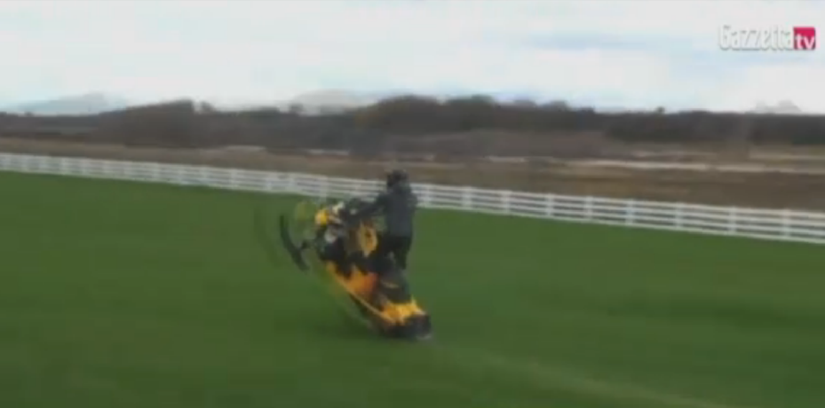 Vara e ca iarna pentru un pasionat de sporturi extreme: drifturi cu snowmobilul pe iarba VIDEO