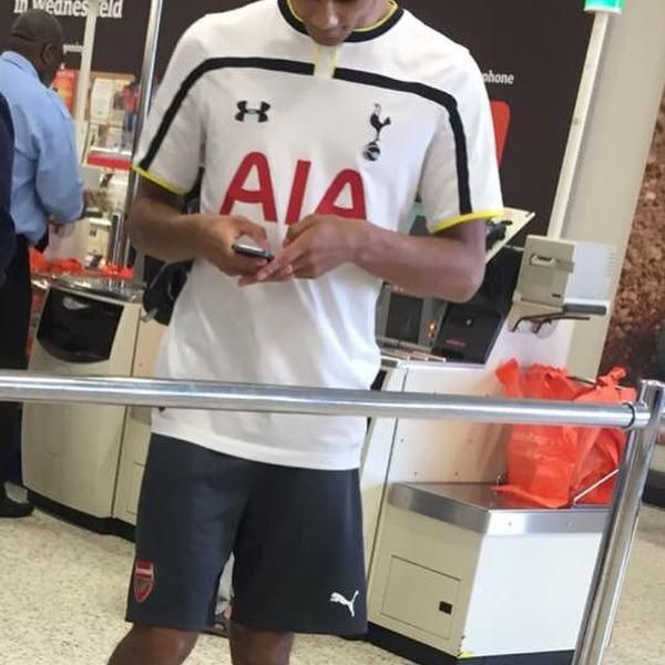 Cel mai CONFUZ fan din lume :) Cum a putut sa se imbrace un barbat! Imaginea face senzatie pe net