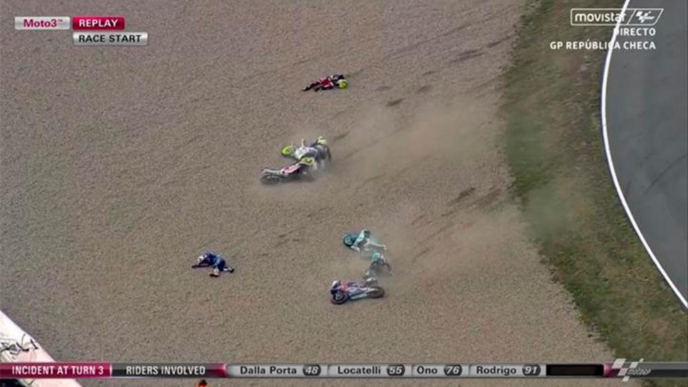 Accident HORROR la Moto3! Un pilot a fost luat cu elicopterul si dus de urgenta la spital. FOTO