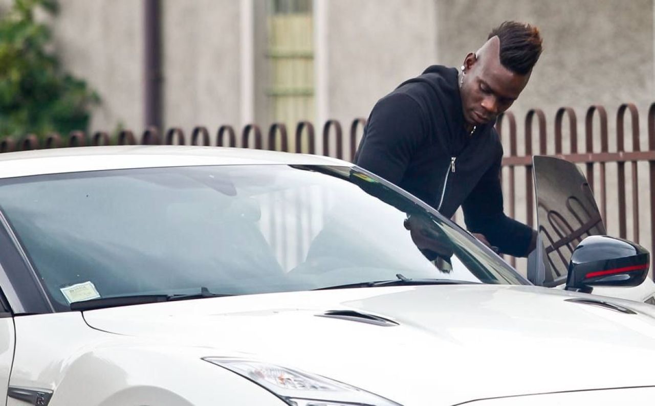 Si-a facut cadou un MONSTRU inainte de transferul la Milan! Ce super bolid de 600 CP conduce Balotelli: FOTO_1