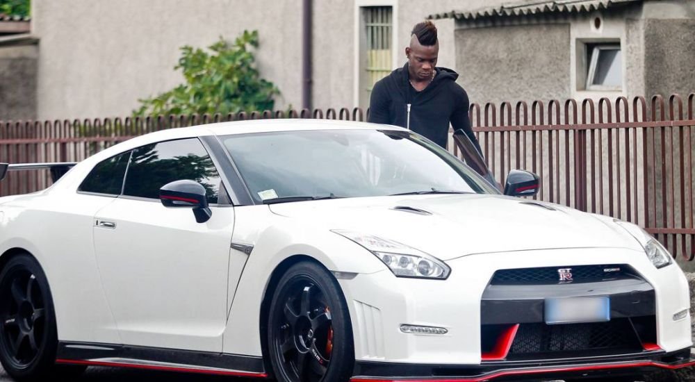 Si-a facut cadou un MONSTRU inainte de transferul la Milan! Ce super bolid de 600 CP conduce Balotelli: FOTO_2