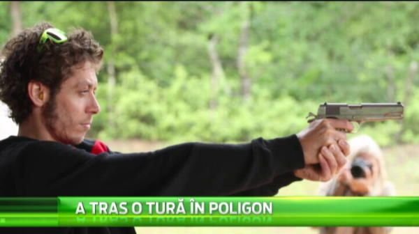 Rossi a aparut in poligon si s-a apucat sa traga cu TOATE armele. Cum s-a antrenat ca sa devina a 10-a oara campion mondial :)