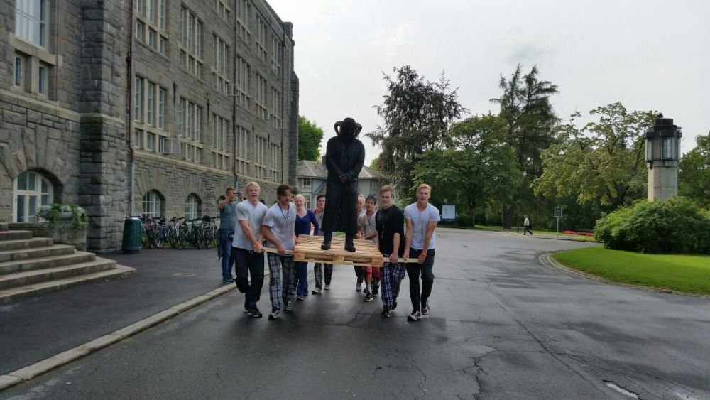 Cum arata PARADISUL in care stelistii vor sa produca marea minune. Trondheim, orasul in care oamenii se plimba cu taxi-uri TESLA si yachturi_16