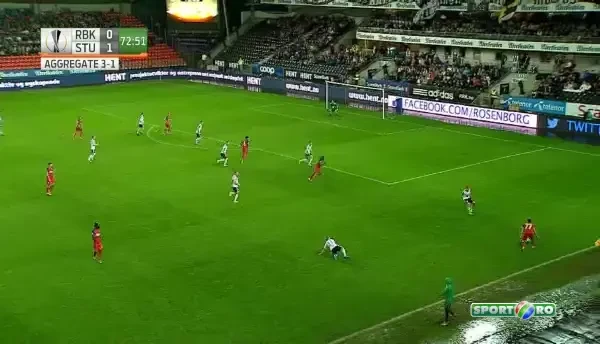 Sut surprinzator Adi Popa, mingea este deviata in corner.