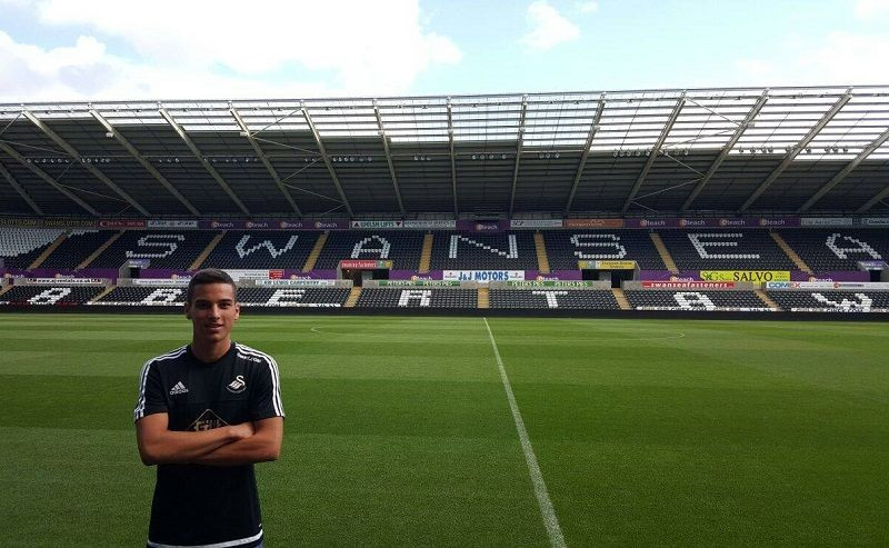 Inca un pusti roman in Premier League. Fiul lui Cristi Dulca a semnat cu o echipa care se bate pentru Europa_2