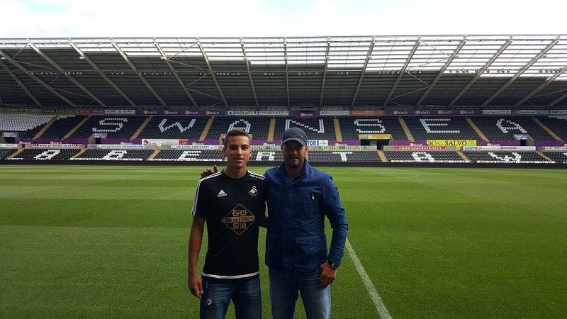 Inca un pusti roman in Premier League. Fiul lui Cristi Dulca a semnat cu o echipa care se bate pentru Europa_3