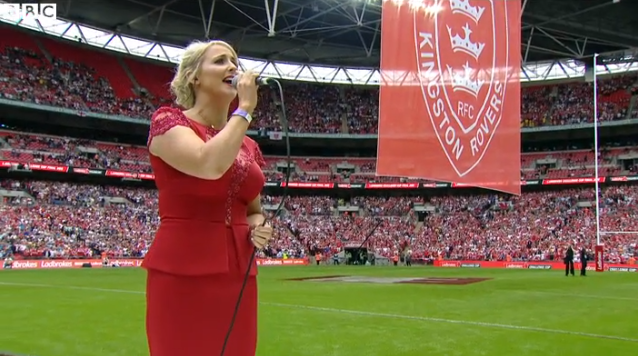 Sotul ei a murit pe teren acum 3 luni. Lizzie Jones a facut tot stadionul sa planga inainte de start! VIDEO