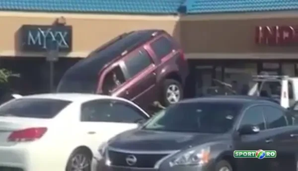 NEBUNIA ZILEI! Un sofer incearca sa dea jos masina de pe platforma, dupa ce fusese ridicata! VIDEO