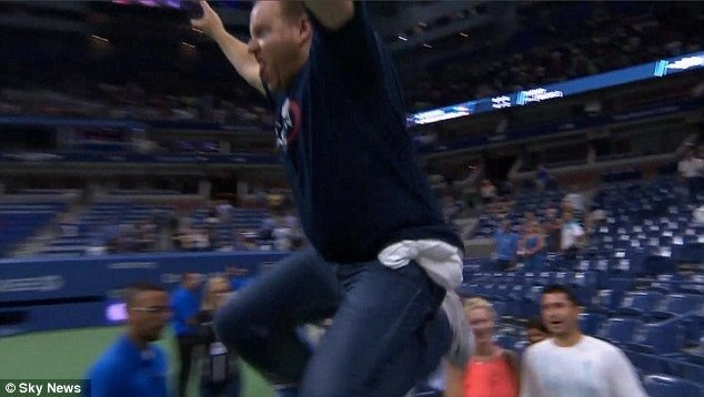 Scene senzationale cu Djokovic la US Open. Ce a facut cu un fan pe teren dupa victoria din turul 2