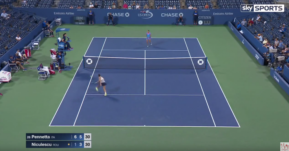 VIDEO | Incident bizar la meciul de azi-noapte al Moncai Niculescu. O drona s-a prabusit in tribune, cele doua sportive au tresarit: Am crezut ca e o bomba