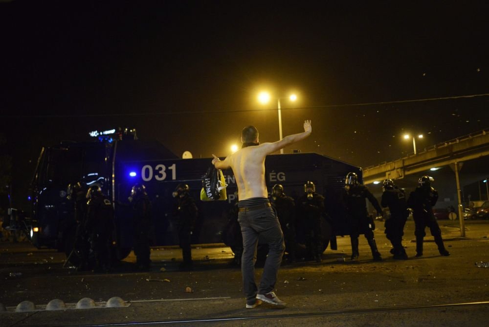 Imaginile VIOLENTELOR dupa Ungaria - Romania. Fanii maghiari s-au batut cu politia pe strazi. FOTO_3