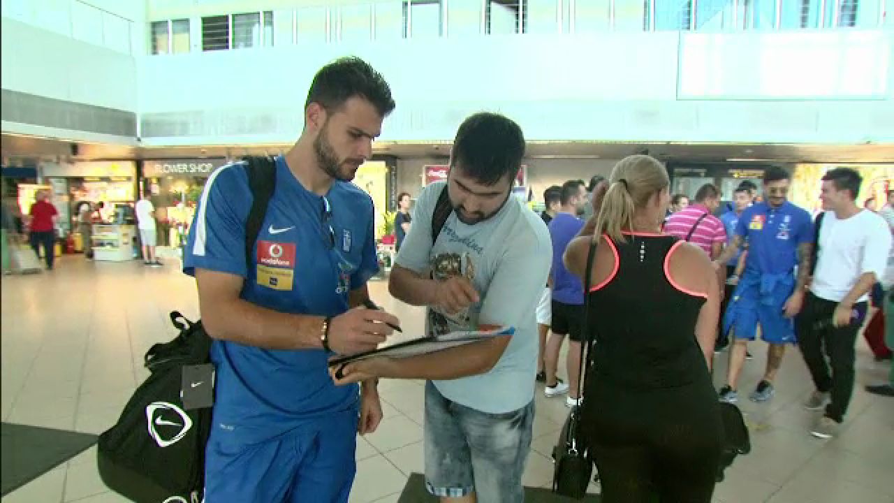 Asteptati de jandarmi si cereri de autografe. Primele imagini cu jucatorii Greciei la sosirea in Romaniei. FOTO_1