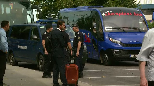 Asteptati de jandarmi si cereri de autografe. Primele imagini cu jucatorii Greciei la sosirea in Romaniei. FOTO_3