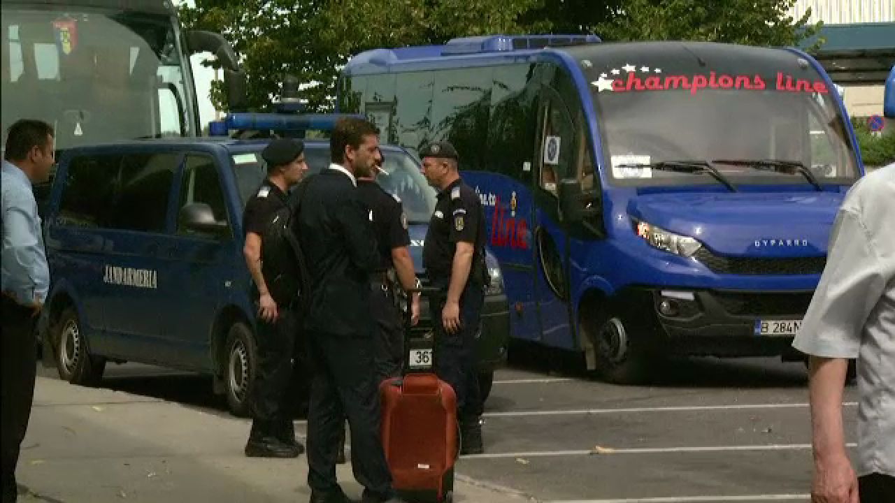 Asteptati de jandarmi si cereri de autografe. Primele imagini cu jucatorii Greciei la sosirea in Romaniei. FOTO_3