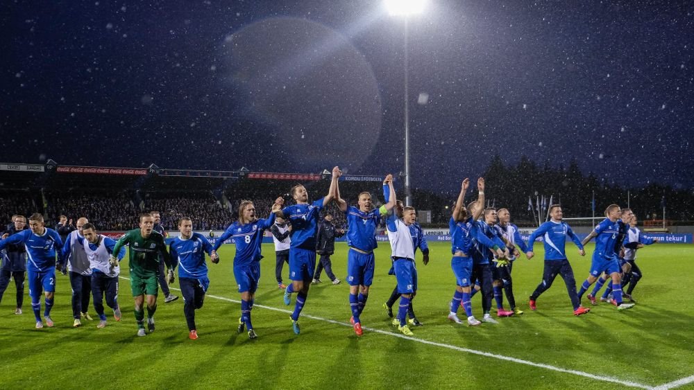 VIDEO Nebunie la Reykjavik! Islanda, cea mai mica tara din istorie care merge la EURO! Mii de oameni au petrecut pe strazi