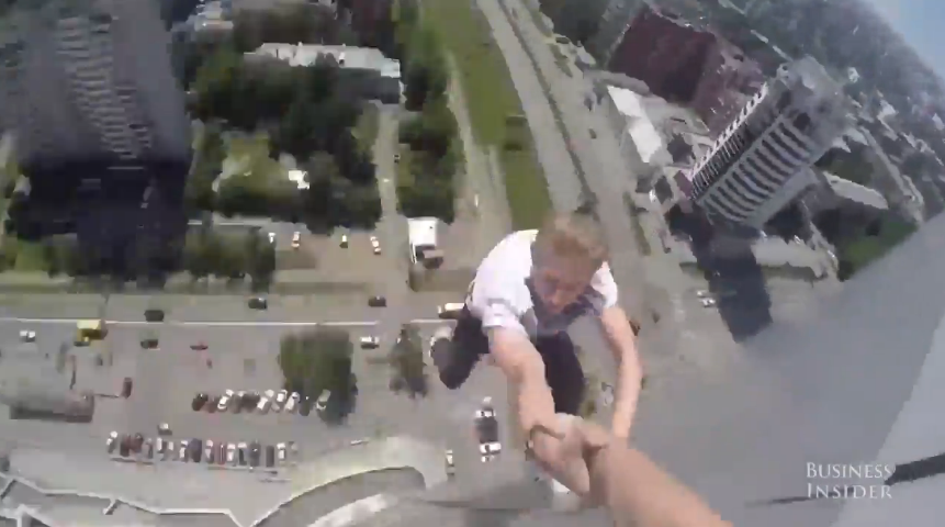 Nebunie! Un rus face acrobatii la 100 de metri in aer, fara nicio masura de siguranta! Te ia ameteala numai cand privesti VIDEO