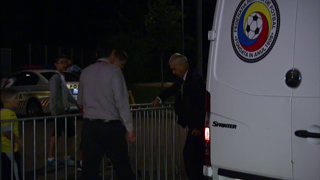 A uitat sa mearga la conferinta? Iordanescu, intors din autocar de staff-ul nationalei! Cum a explicat egalul cu Grecia_4