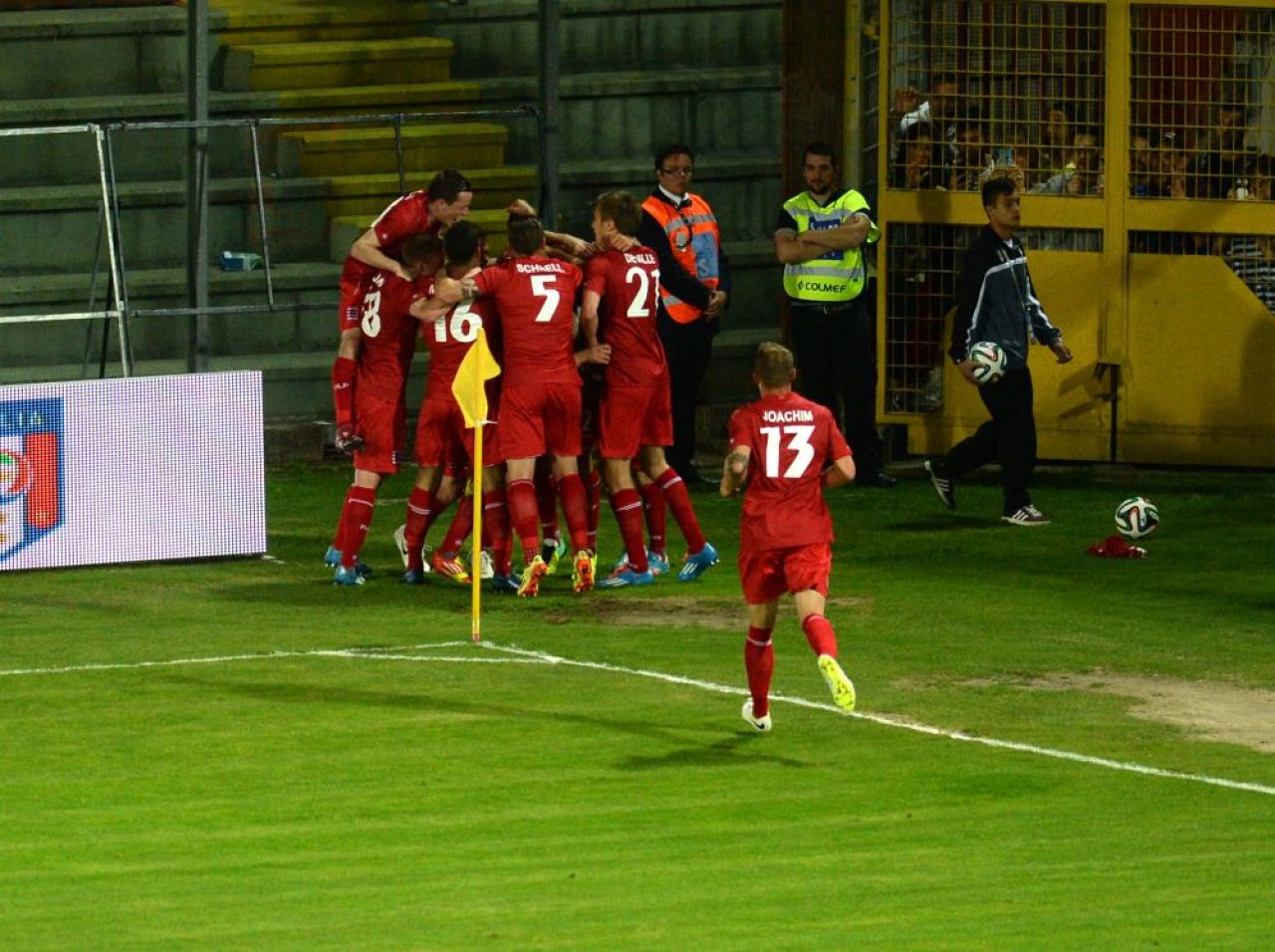 Nu batem pe nimeni, dar macar nu luam gol :) Puisorii lui Tata Puiu au ajuns la 340 de minute fara gol marcat, insa calificarea e aproape. 10 lucruri care s-au petrecut de cand Romania n-a mai dat gol_5