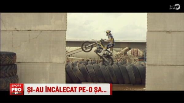 Au filmat un clip SENZATIONAL in cimitirul de fiare vechi. Ce au reusit acesti doi piloti pe motociclete