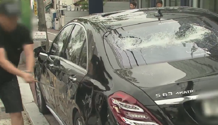 Un S-Class AMG de peste 100.000 &euro;, facut praf cu o crosa de golf in cateva secunde! Motivul este incredibil, iar scena s-a petrecut chiar in fata unui magazin Mercedes
