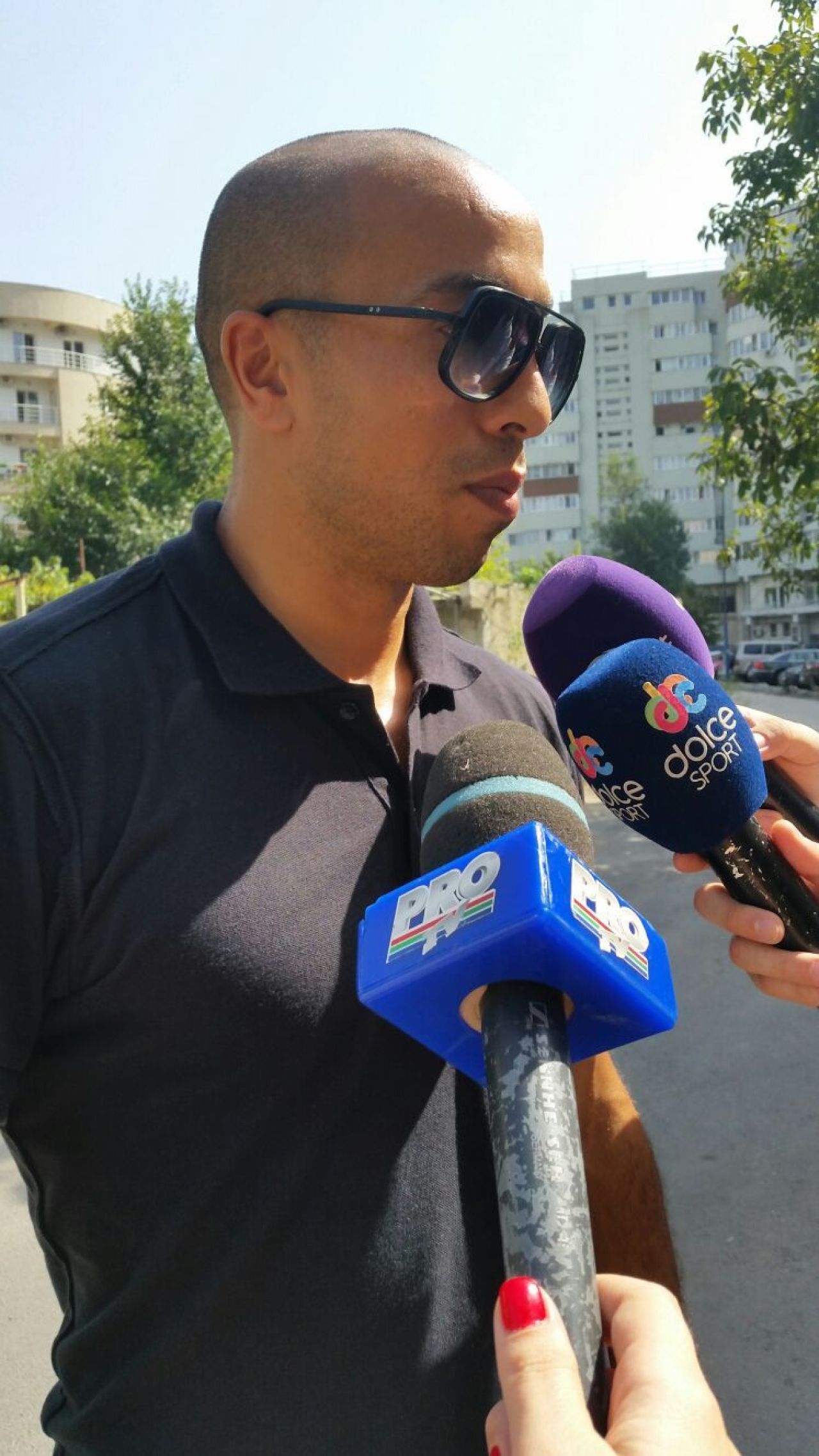 Primele fotografii cu transferul Stelei. Kharja a ajuns la sediul Stelei pentru a semna contractul cu echipa ros-albastra: