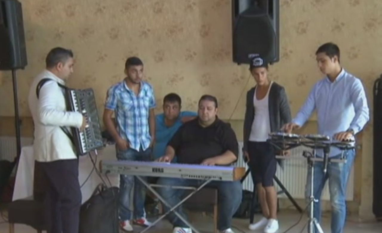 Petrecere cu lautari in ziua in care Reghe a implinit 40 de ani! Ce stelisti si-au facut aparitia la petrecere: VIDEO_1