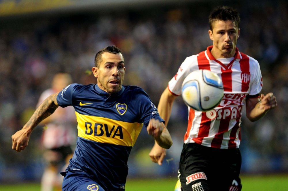 Tevez, inger si diavol in Argentina! Fostul star al lui City si Juventus i-a rupt piciorul unui adversar, cu o intrare teribila, dar a dat si o dubla_2