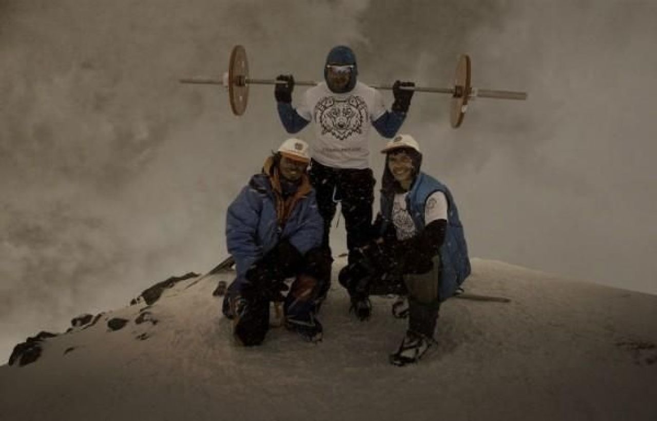 Cea mai mare nebunie din istoria alpinismului! Un rus a urcat pe cel mai inalt varf din Europa cu o haltera de 75kg in spate_2