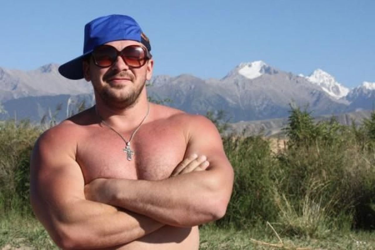 Cea mai mare nebunie din istoria alpinismului! Un rus a urcat pe cel mai inalt varf din Europa cu o haltera de 75kg in spate_3
