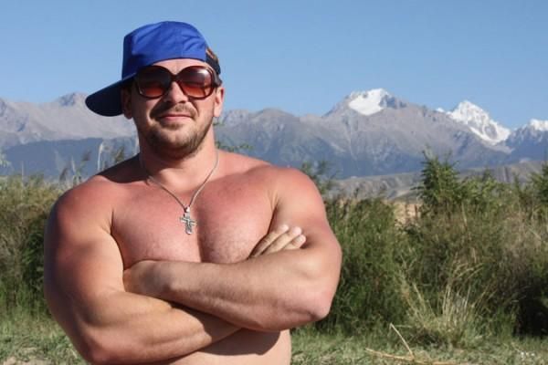 Cea mai mare nebunie din istoria alpinismului! Un rus a urcat pe cel mai inalt varf din Europa cu o haltera de 75kg in spate_3
