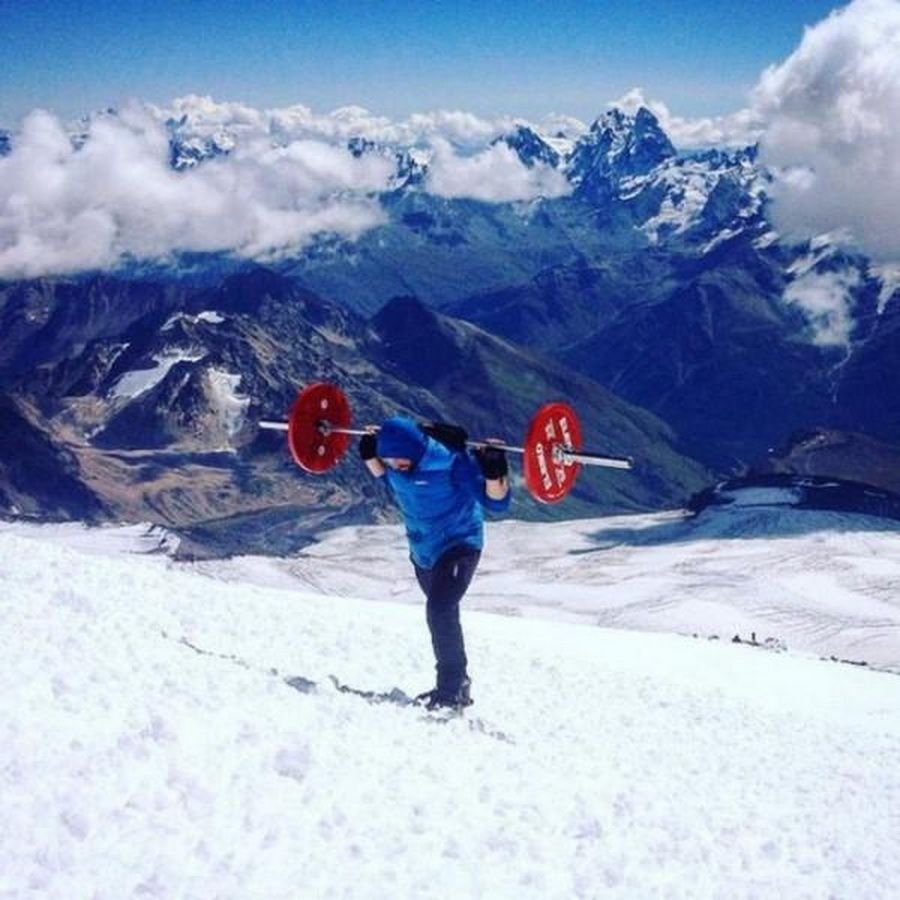 Cea mai mare nebunie din istoria alpinismului! Un rus a urcat pe cel mai inalt varf din Europa cu o haltera de 75kg in spate_4