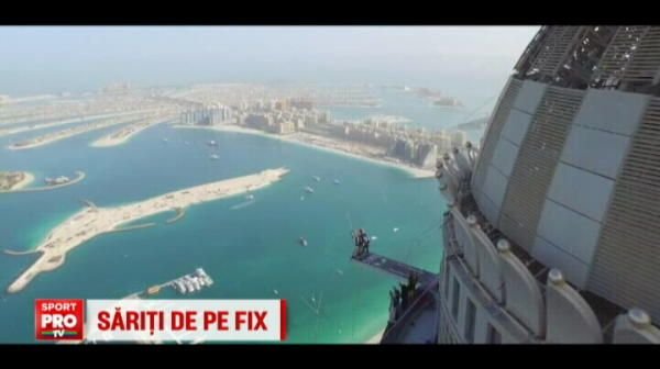 Cei mai tari parasutisti din lume, experienta extrema: s-au aruncat de pe una dintre cele mai mari cladiri a lumii! VIDEO