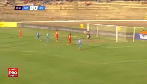Popescu intervine bine la sutul lui Necoara din lateral!