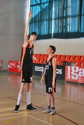 GENIAL! Real Madrid vrea sa transfere un roman! Are 15 ani si masoara nu mai putin de 2 metri si 29 de centimetri!!! FOTO_2