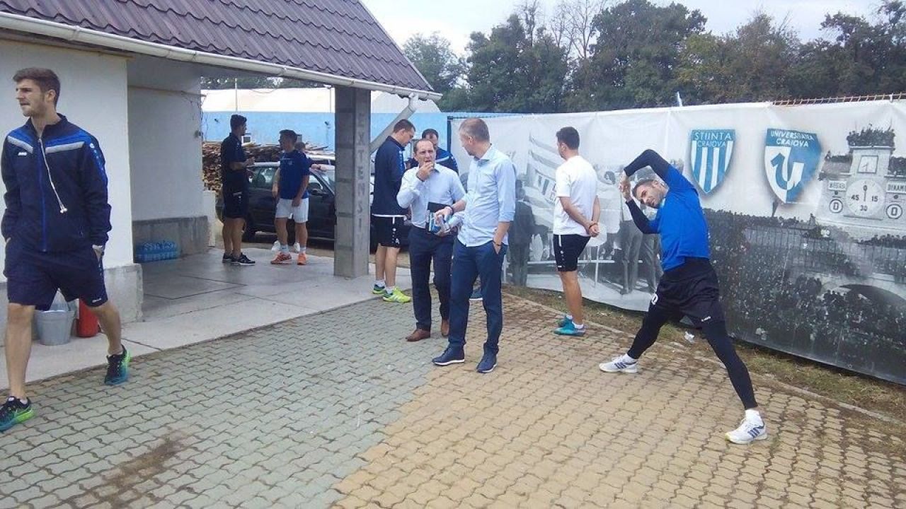 Incident bizar cu doar o ora inaintea meciului CSU Craiova - Pandurii. Jucatorii oaspeti, evacuati din vestiar. Ce s-a intamplat: FOTO_1