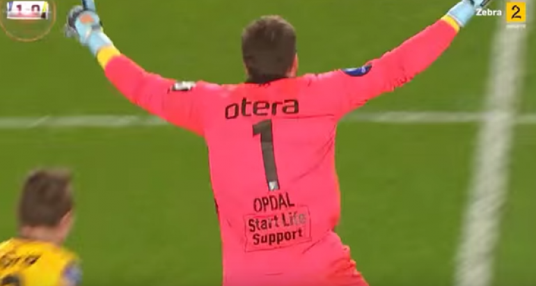 Cel mai tare gol al weekendului pe care NU L-AI VAZUT! Reusita fabuloasa a unui portar in campionatul Norvegiei, de la 60 de metri: VIDEO_2