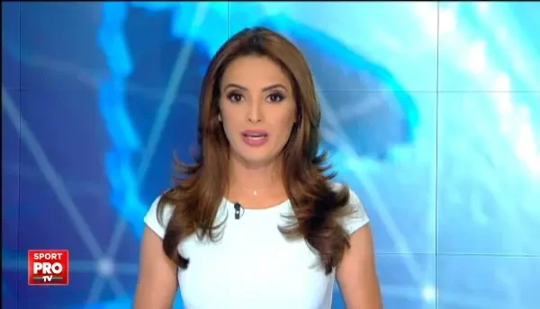 Mai ai curaj sa protestezi? :)) Scena absolut halucinanta la un meci de fotbal: arbitrul a scos pistolul si a inceput sa-i ameninte pe jucatori