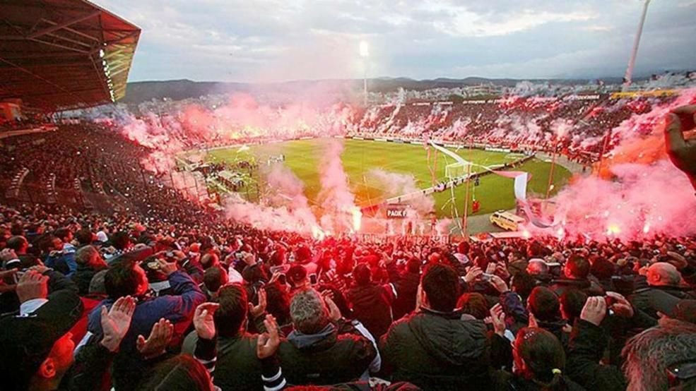 Nicaieri in Europa nu mai exista asa ceva! Cu ce arunca fanii din tribune atunci cand joaca cu rivala de moarte. Acum urmeaza Dortmund in Europa League_2