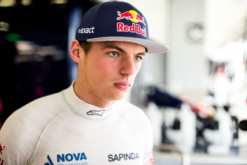 De un an e pilot in Formula 1, azi si-a luat si el permisul auto :) E formidabil! Mesajul lui Verstappen dupa ce a devenit SOFER