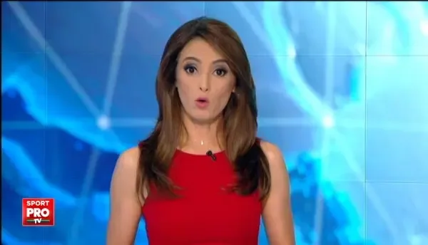 Reporter, LOVIT de masina in timp ce transmitea live de la stadion! Cum au reactionat cei din platou. VIDEO