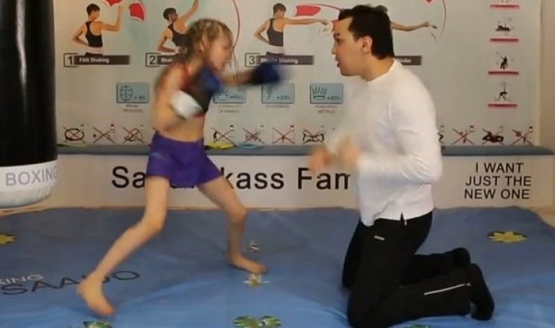 Crezi ca ai vazut ceva mai rapid? Fetita "Rocky" da 100 de pumni pe minut si loveste fara mila: VIDEO