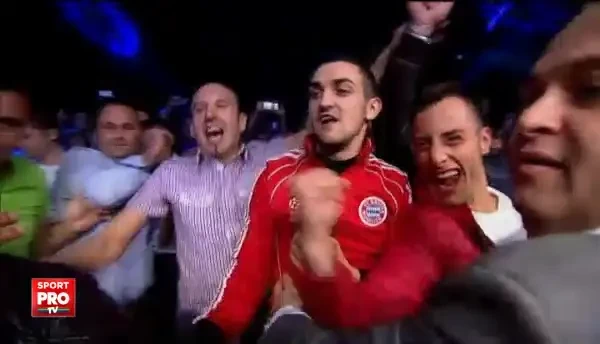 Bannerul UNIC cu care s-a trezit Morosanu dupa victoria nebuna de la Milano! Ce i-au scris fanii in fata ringului. VIDEO