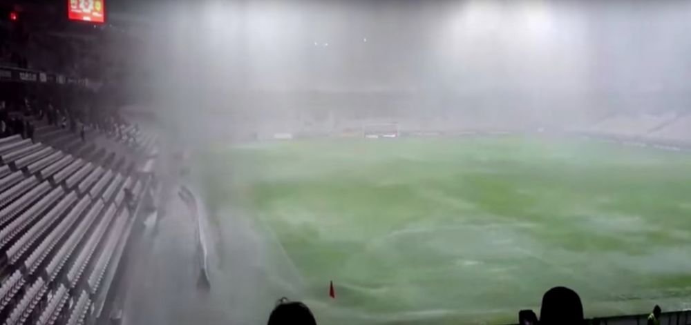 Inundatie pe National Arena? SCENE INCREDIBILE in Franta! Meciul a fost intrerupt dupa o furtuna care a ucis 13 oameni! Jucatorii s-au trezit cu soareci in vestiar