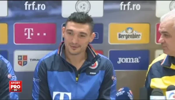 Atacantul nationalei isi PLICTISESTE colegii! Un jucator a inceput sa SFORAIE in timp ce vorbea Keseru la conferinta! VIDEO