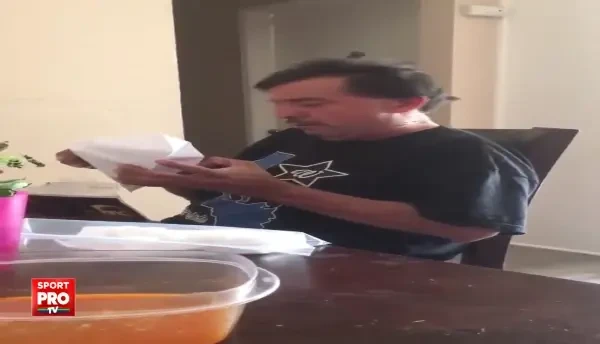 Din dragoste pentru fotbal | Reactia fantastica a unui suporter care primeste pentru prima data bilete la meciul echipei sale: VIDEO