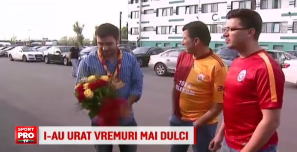 VIDEO | Gica Popescu a avut parte de o vizita neasteptata la Jilava, chiar de ziua sa: fanii Galatei au mers cu flori si baclavale